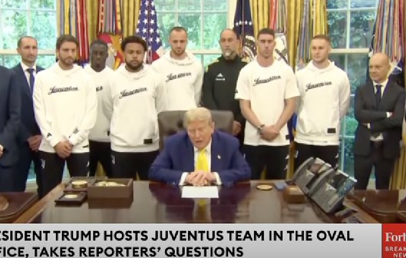 Kuriozum podczas wizyty u Trumpa. Zawodnicy Juventusu stali i słuchali [WIDEO]