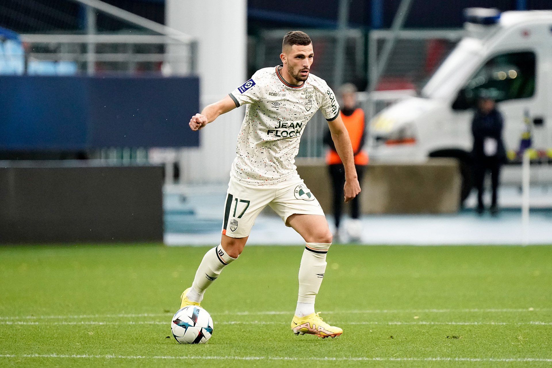 Kluby z Ekstraklasy się nie zatrzymują. Rozegrał 80 meczów w Ligue1, wylądował w Polsce