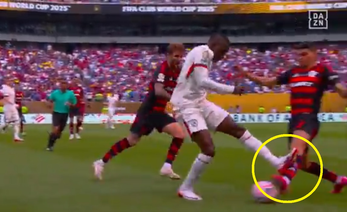 Piłkarz Chelsea oszalał. Bandycki faul w meczu z Flamengo [WIDEO]