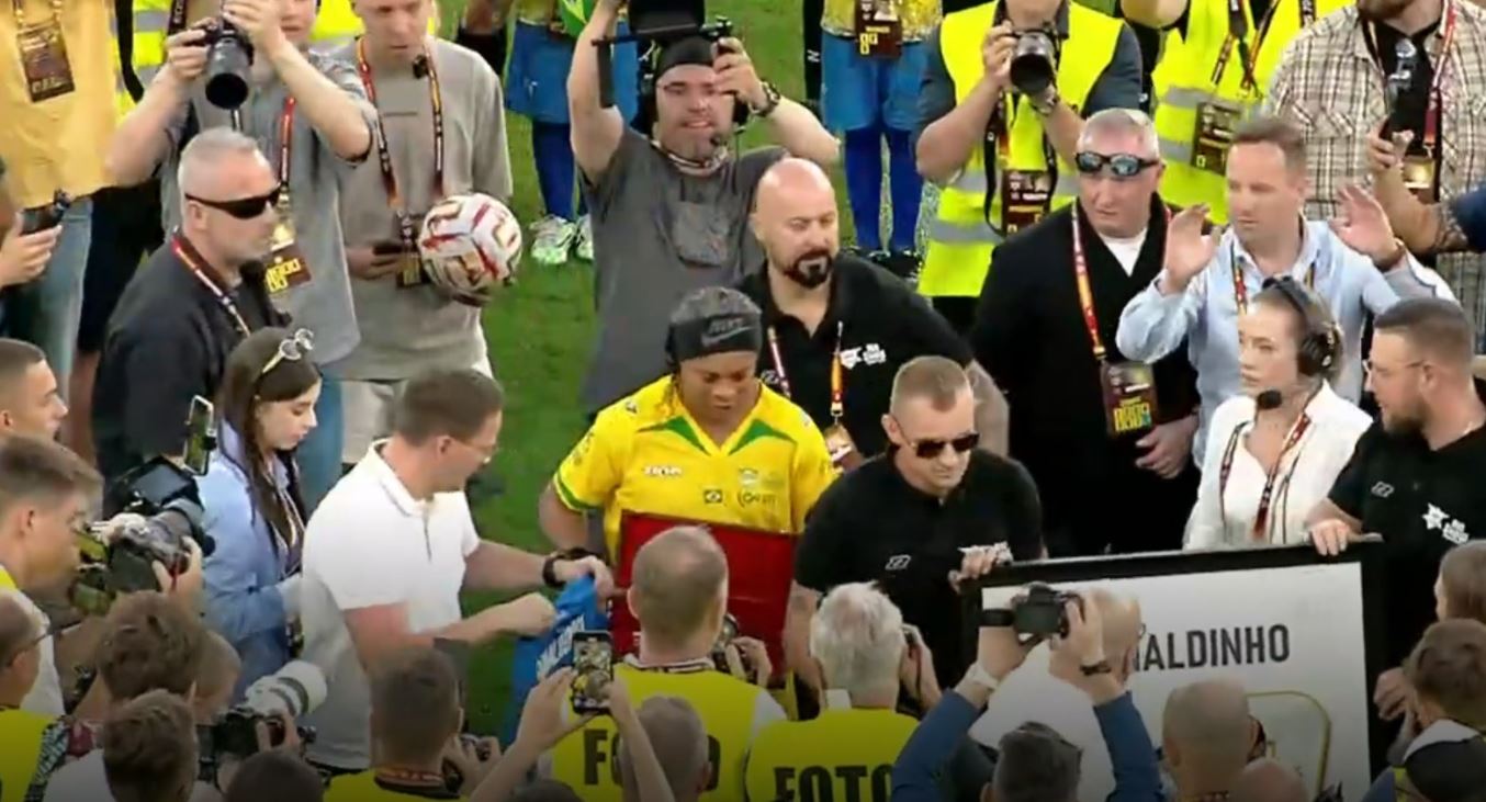 Ronaldinho przywitany niczym król. Dostał nawet klucze do miasta [WIDEO]