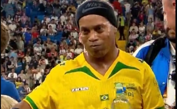"Ronaldinho z wodą z Biedronki". Fani zadrwili z Meczu Legend [ZDJĘCIE]