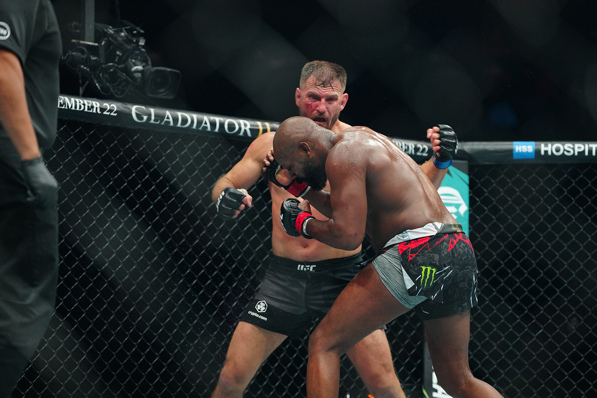 Mistrz UFC nagle zakończył karierę. Szybka reakcja organizacji
