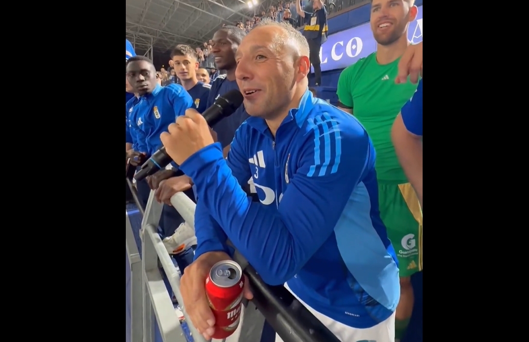 Co za historia! Wrócił po latach i dał awans. Teraz śpiewa [WIDEO] 