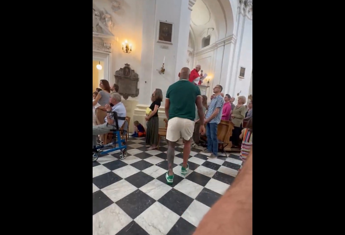 Szpilka wstał i przerwał mszę świętą. Trudno uwierzyć, o co poszło [WIDEO]