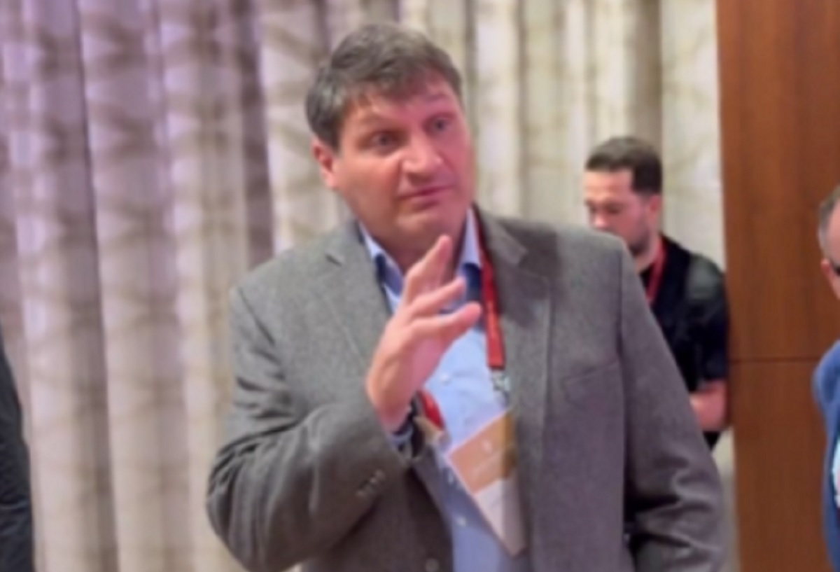 Gołota na... zjeździe PZPN. Tego jeszcze nie grali [WIDEO]