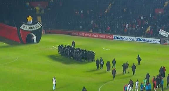 Policja zabrała piłkarzy z boiska. Niebywałe sceny [WIDEO]