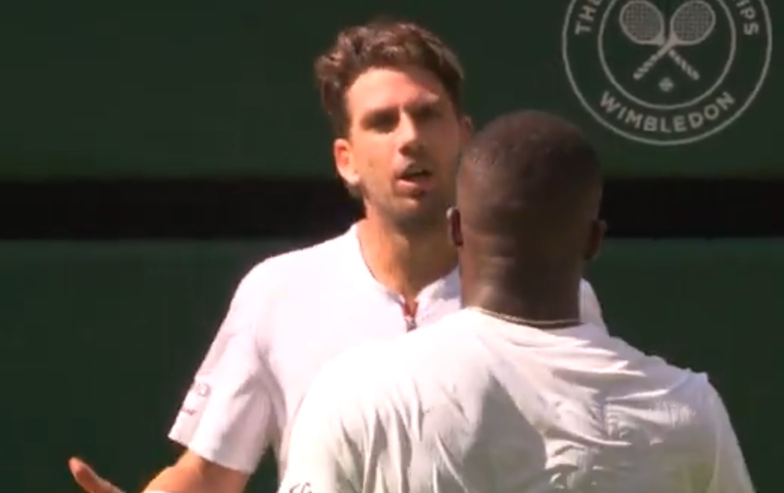 Gospodarz poderwał trybuny Wimbledonu. Czołowy tenisista odprawiony z kwitkiem [WIDEO]
