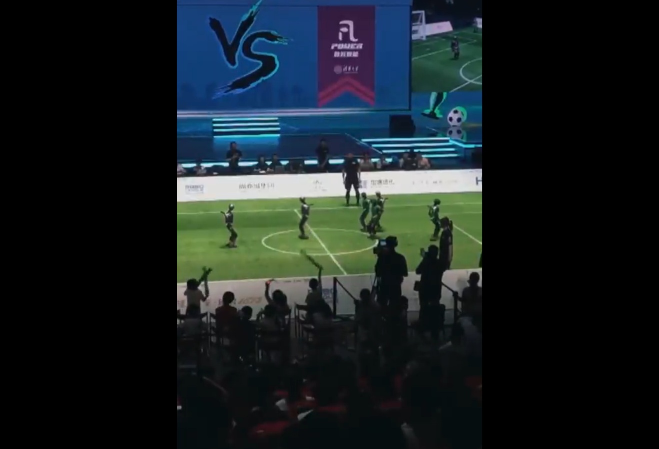Roboty zastąpiły piłkarzy. Nie uwierzycie, jak im poszło [WIDEO]