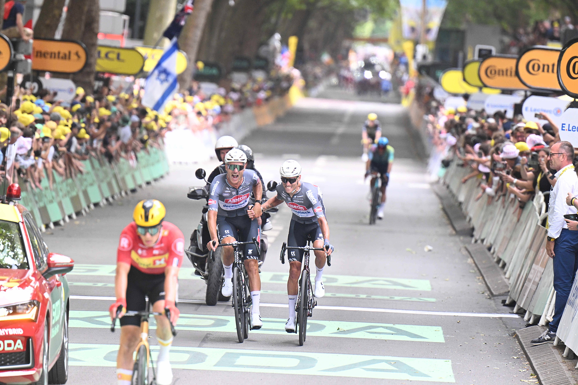 Skandal w Tour de France. Do akcji wkroczyła policja