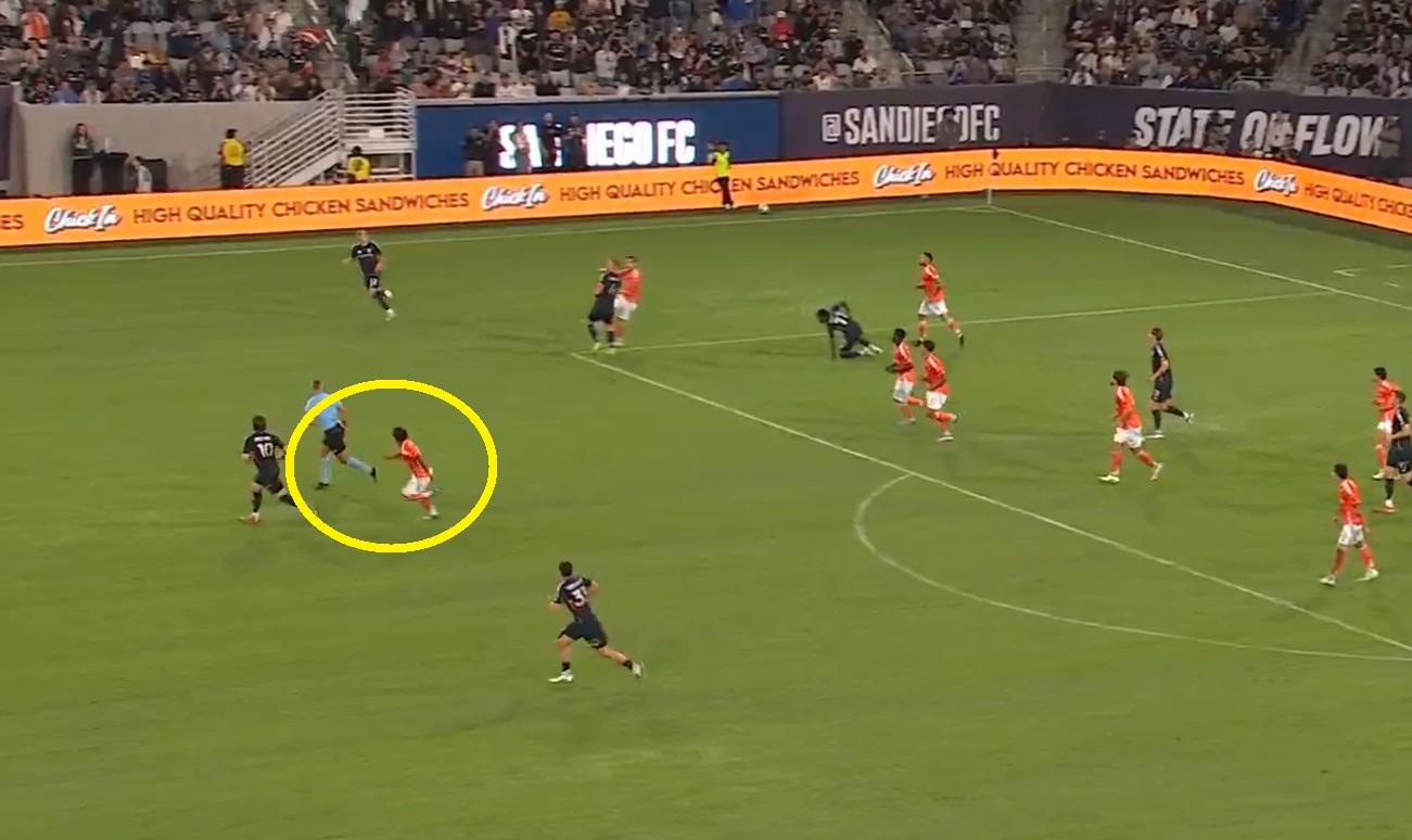 Wow! Co za gol byłej gwiazdy Ekstraklasy. Rajd przez niemal całe boisko [WIDEO]