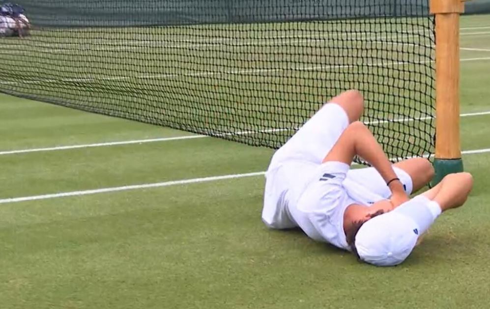 Szok na Wimbledonie. Trafił kumpla z debla piłką. Mecz trzeba było zakończyć