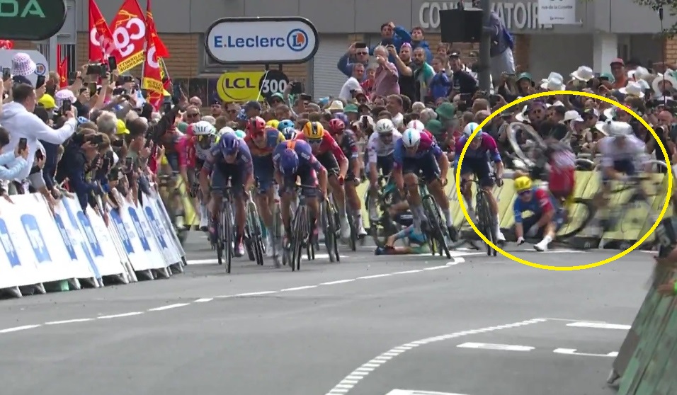 Paskudna kraksa w Tour de France. Całą grupą wylądowali na bruku [WIDEO]