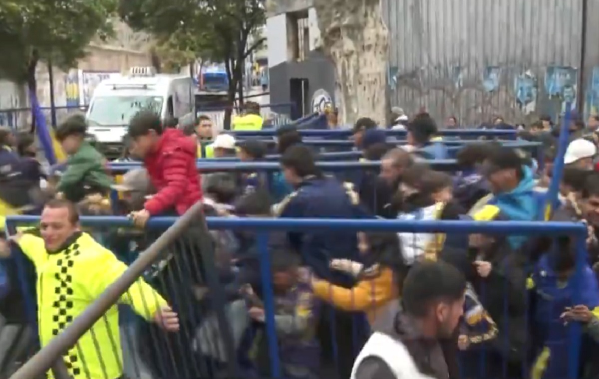 Kibice ścigali się na trybunach. Szaleństwo po transferze gwiazdora [WIDEO]