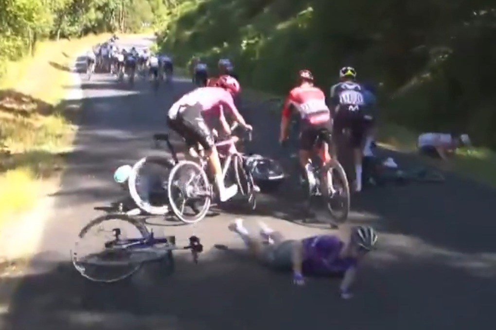 Okropna kraksa w Tour de France. Już witali się z gąską [WIDEO]