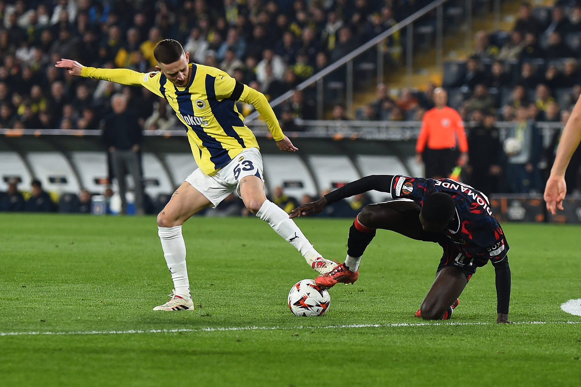 Media: Szymański może odejść z Fenerbahce. Mourinho już zdecydował
