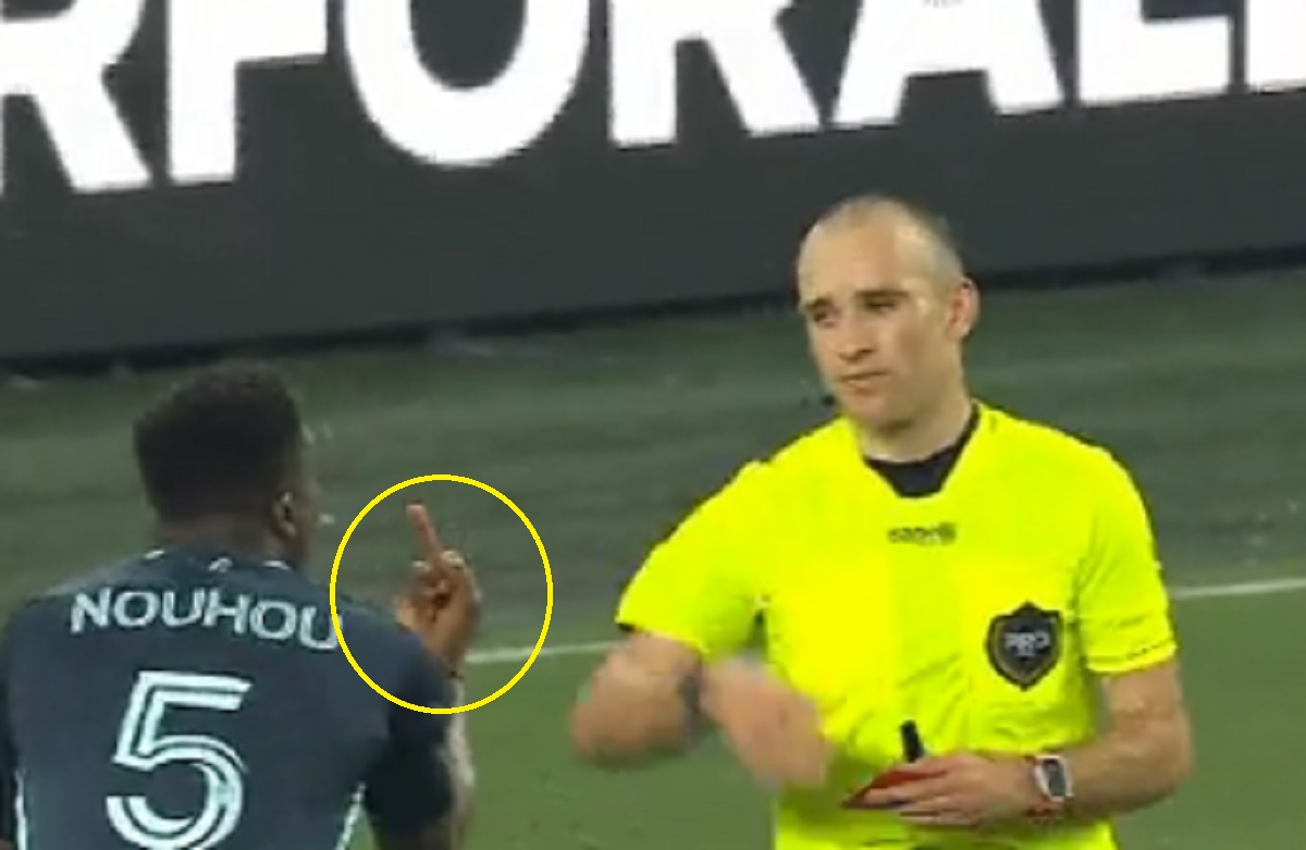 Pokazał arbitrowi środkowy palec. Aż trudno w to uwierzyć [WIDEO]