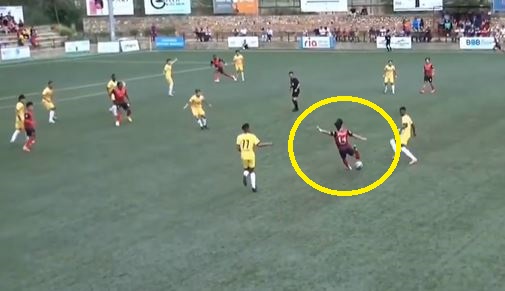 Bomba w okienko z połowy boiska. Co za huknięcie w ligowym hicie [WIDEO]