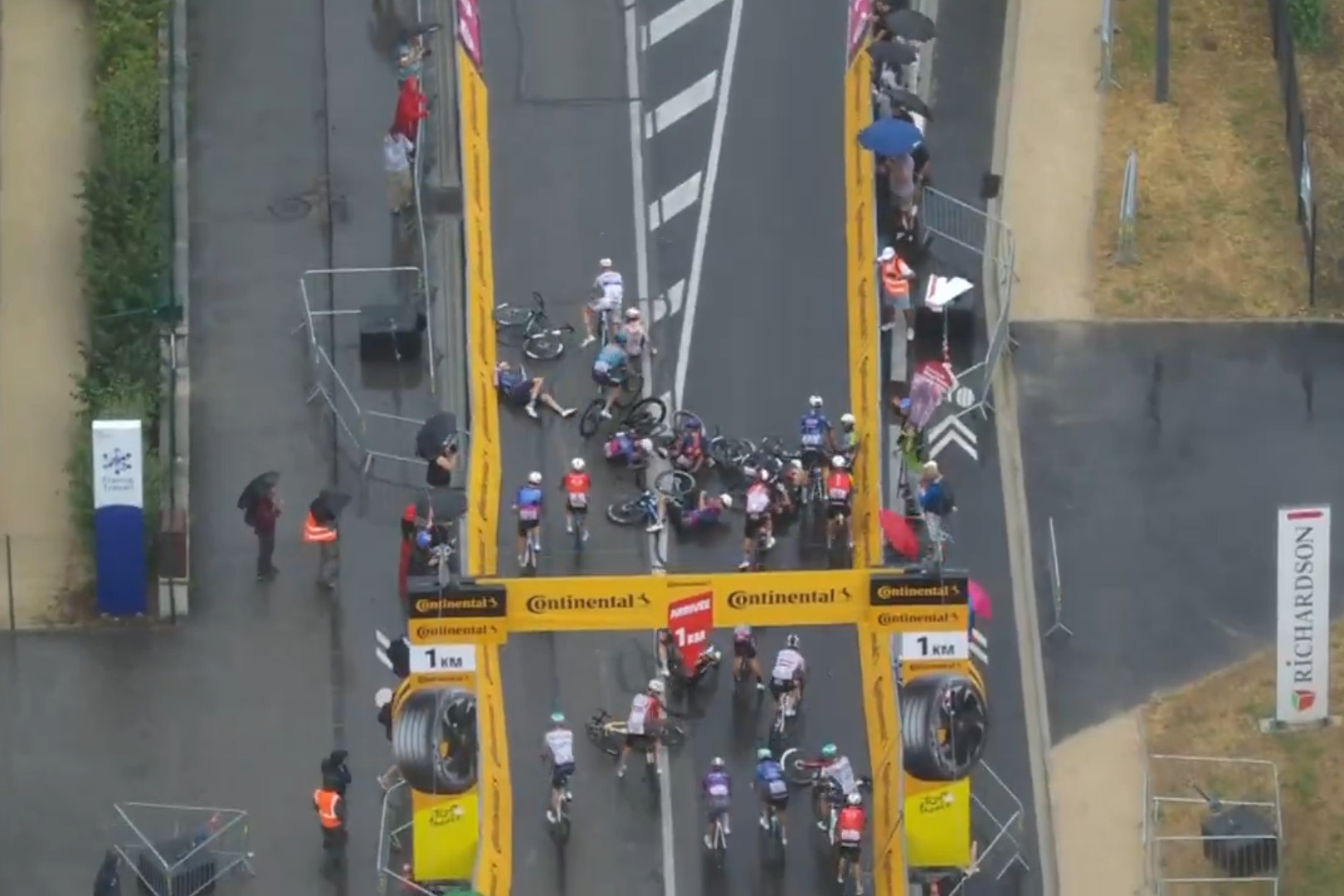 Wielka kraksa na Tour de France. I to tuż przed metą [WIDEO]