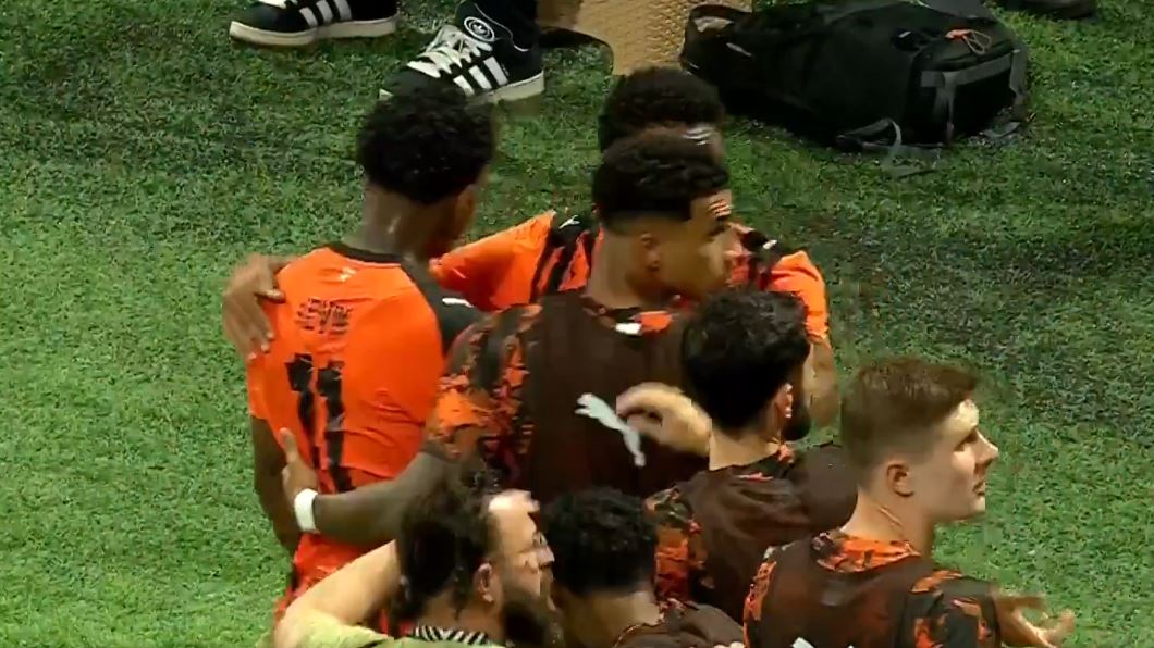 Były gracz Barcelony lepszy od legendy Manchesteru United. Piłkarskie show w Stambule [WIDEO]