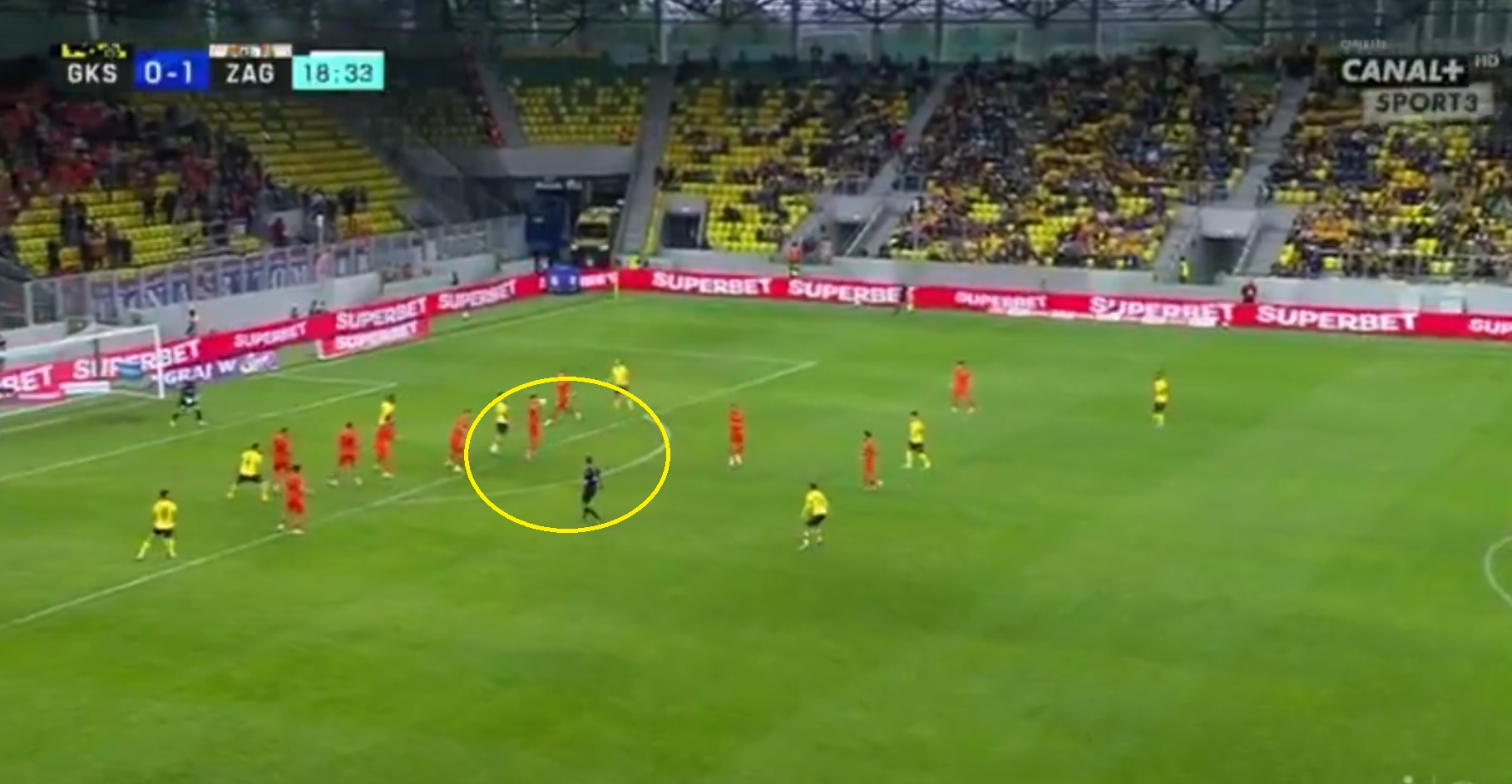 Kuriozum w meczu Ekstraklasy. Było o włos od przedziwnego karnego [WIDEO]