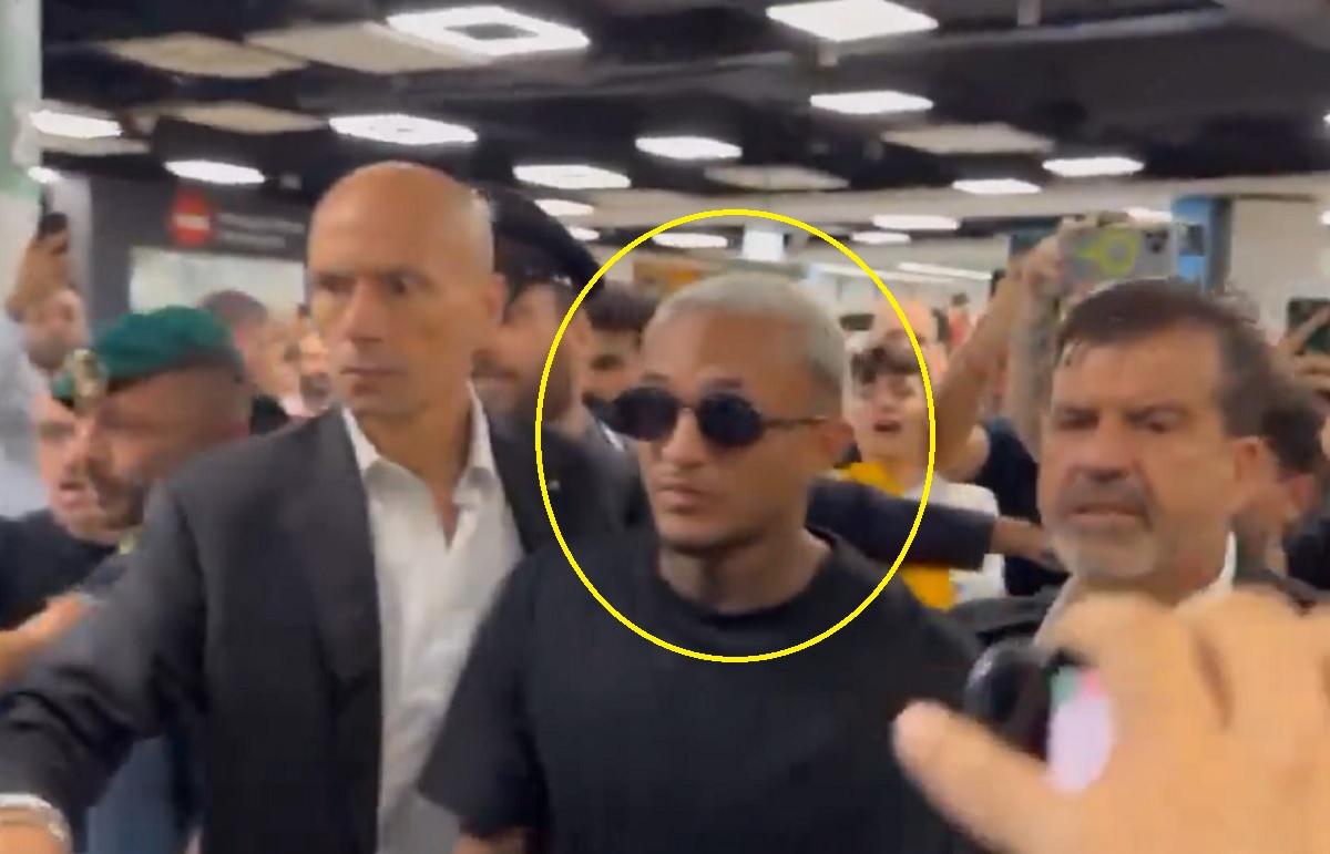 Impreza na lotnisku w Rzymie. Tak kibice przyjęli nowego gracza [WIDEO]