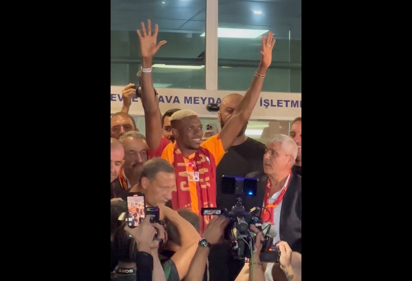 Osimhen przywitany przez kibiców. Wielki transfer blisko [WIDEO]
