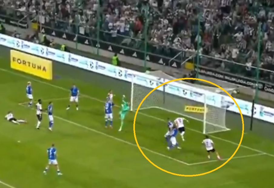 Pusta bramka i nie ma gola! Co zrobił Augustyniak?! [WIDEO]
