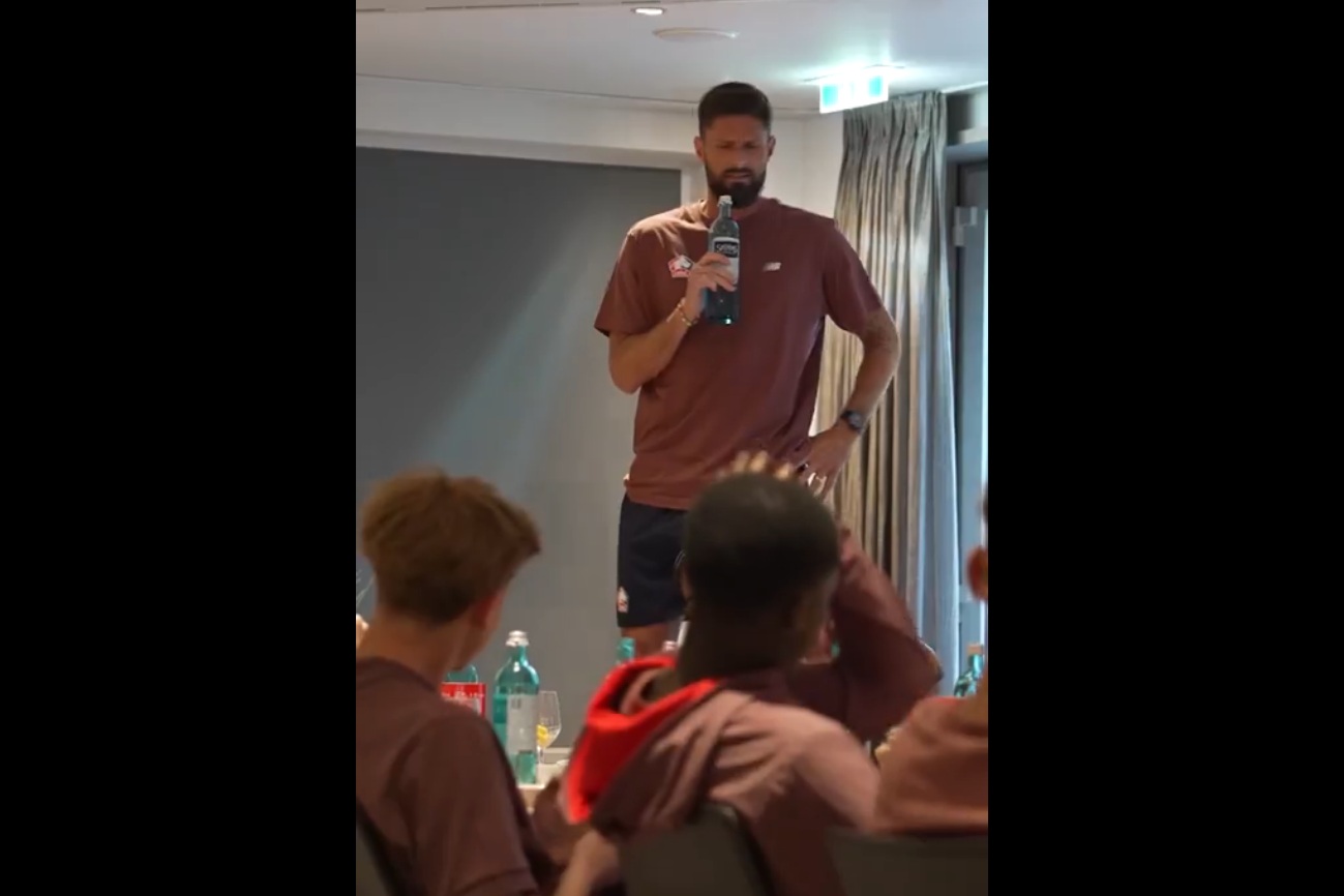 Tak Giroud powitał się z nowym klubem. Aż wszedł na stół [WIDEO]