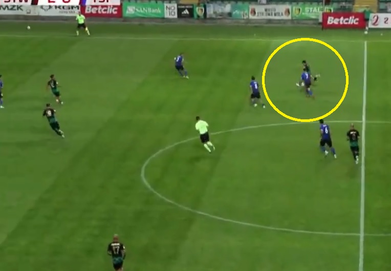 Gol z połowy boiska w 2 Lidze! To trzeba zobaczyć [WIDEO]