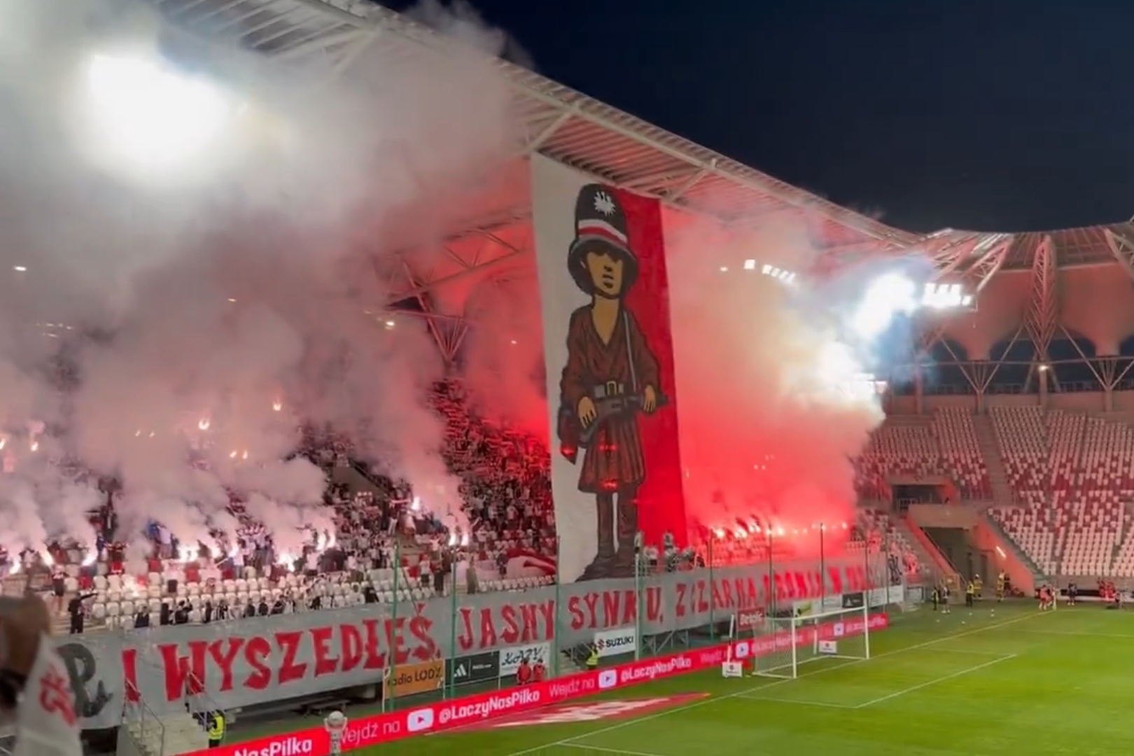Cześć i chwała bohaterom. Wyjątkowa oprawa kibiców ŁKS-u [WIDEO]