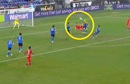 Były partner Gyokeresa zaczarował piłkę przewrotką. Gol stadiony świata [WIDEO]