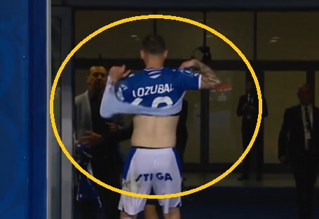 Wbiegł na murawę i zaraz "uciekł" do tunelu. Komiczna wpadka zawodnika Lecha [WIDEO]