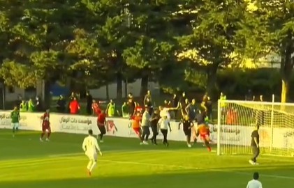 Totalne wariactwo w derbach stolicy. Samobój z połowy i wielka bijatyka [WIDEO]