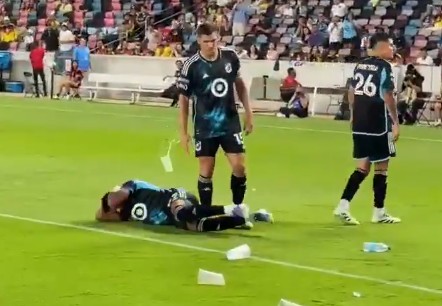Tuż po strzeleniu gola zwijał się z bólu. Wszystko przez kibiców [WIDEO]
