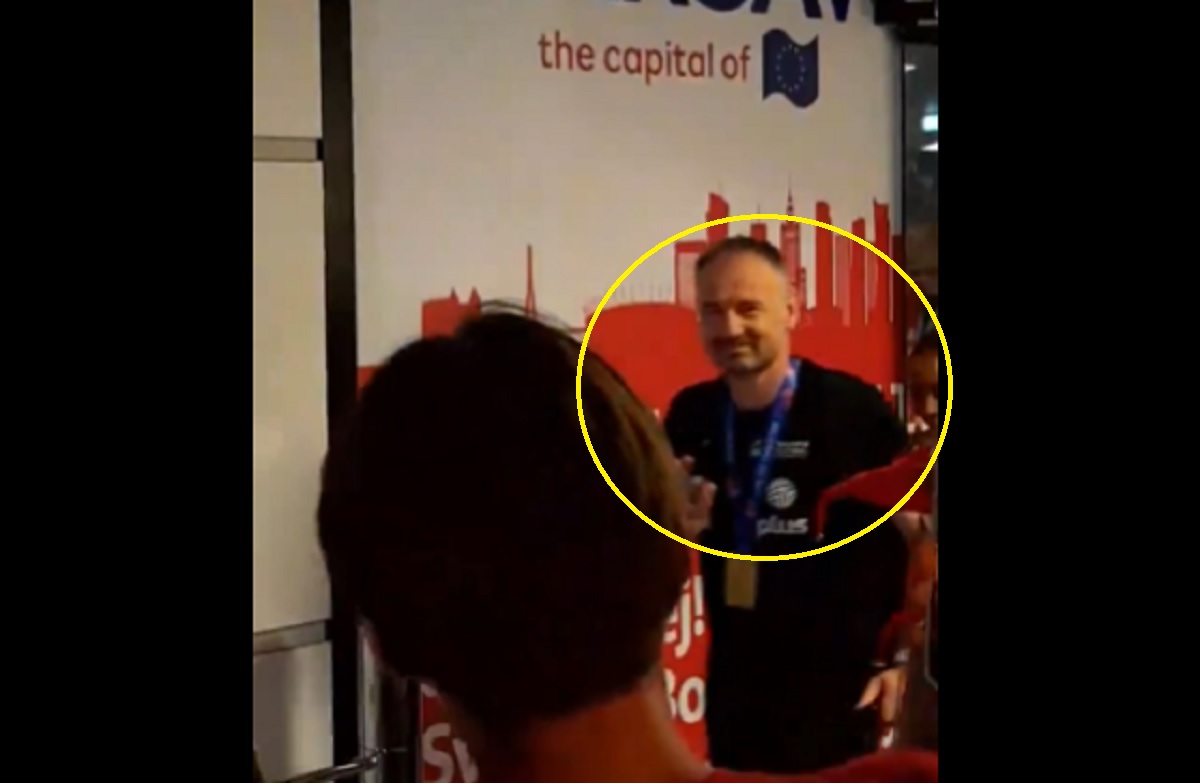 Szaleństwo po powrocie Polaków. Wielkie świętowanie na lotnisku [WIDEO]