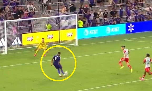 Hat-trick w 11 minut. Cudowny popis byłej gwiazdy Serie A [WIDEO]