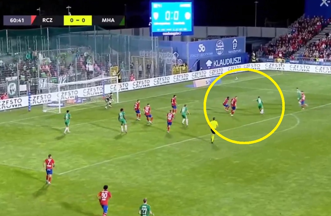 Stali i patrzyli jak strzela. Tak Raków stracił gola z Maccabi [WIDEO]