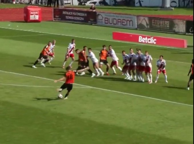 Pięknie to wymyślił. Sprytny gol z wolnego w 1. Lidze [WIDEO]