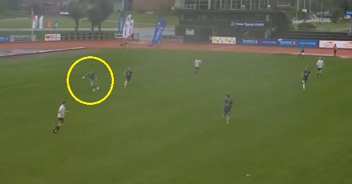 Szok w końcówce meczu. Gol bramkarza spod własnego pola karnego [WIDEO]