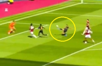 Giroud znów strzelił klubowi z Premier League. I to jak. Gol-cudo [WIDEO]