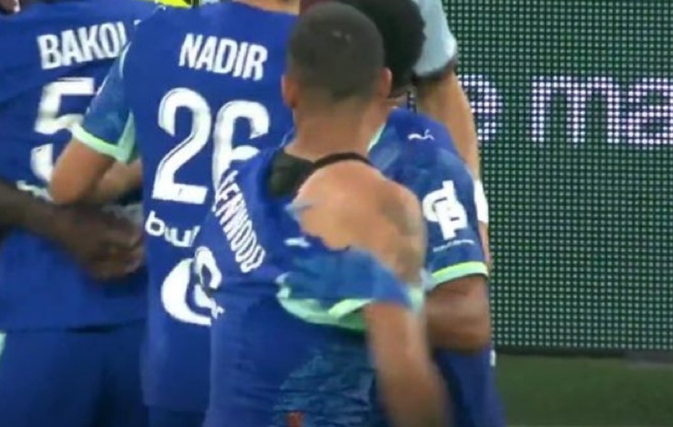 Wielka awantura na boisku. Wychowanek Man United zaatakowany [WIDEO]