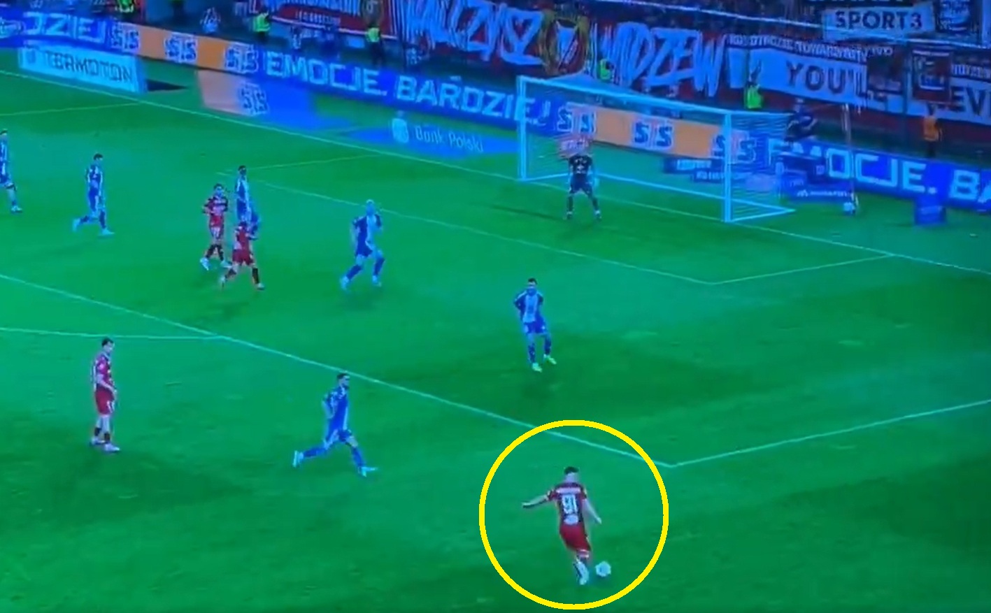 Kosmiczna wrzutka piłkarza Widzewa. Posłał piłkę w maliny [WIDEO]
