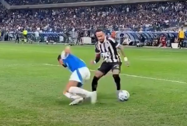 Neymar wciąż ma "to coś". Wrzucił rywala na karuzelę [WIDEO]