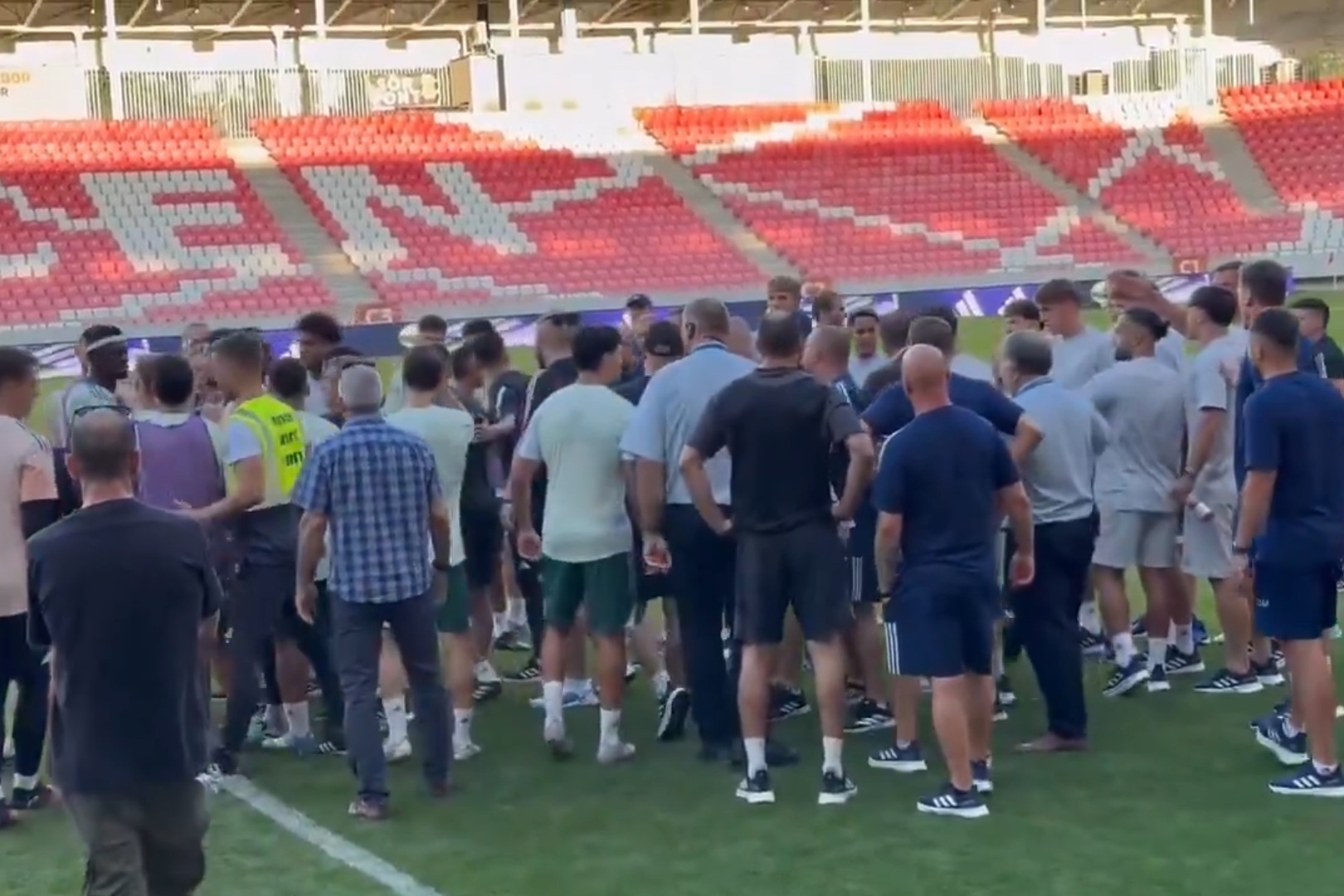 Starcie pomiędzy piłkarzami Maccabi i Rakowa! Papszun reaguje [WIDEO]