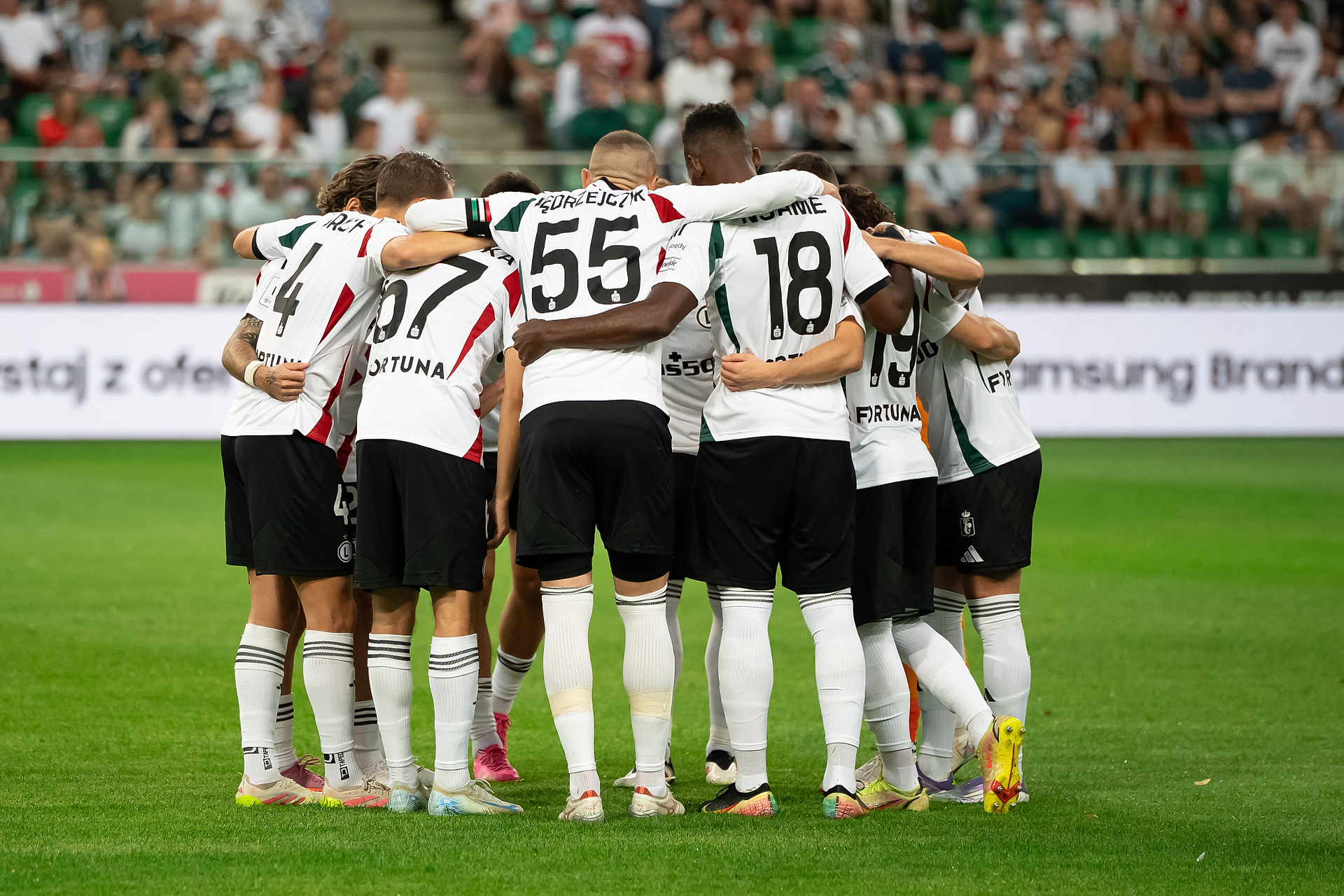 Legia potrzebuje jeszcze dwóch goli! Wielkie emocje przy Łazienkowskiej [RELACJA]