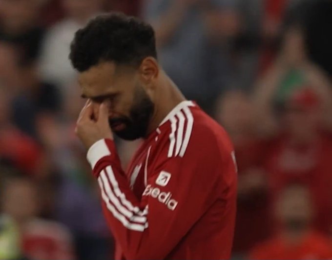 Salah się rozpłakał. Wzruszający moment na Anfield [WIDEO]
