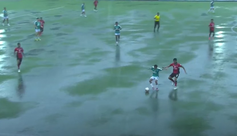 Lało jak z cebra, ale grali dalej. Kuriozum w meczu wicemistrza kraju [WIDEO]