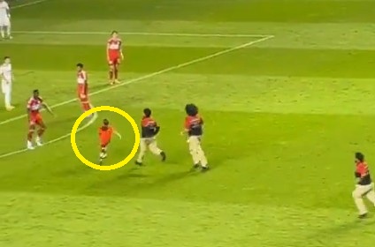 Boiskowy intruz "wykiwał" ochronę. Kuriozum na meczu MLS [WIDEO]