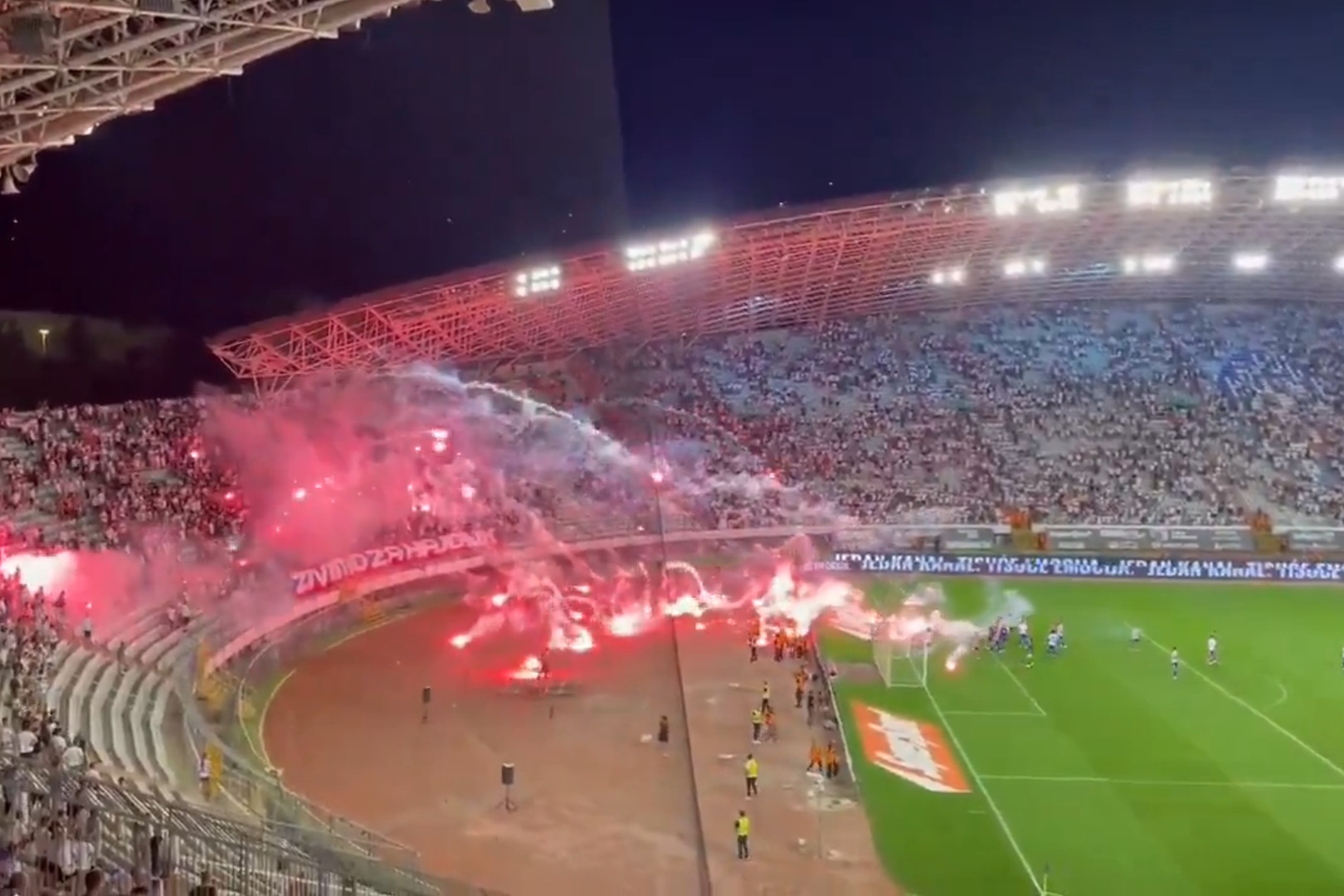 Zaatakowali piłkarzy swojego klubu. Szokujące zachowanie kibiców [WIDEO]
