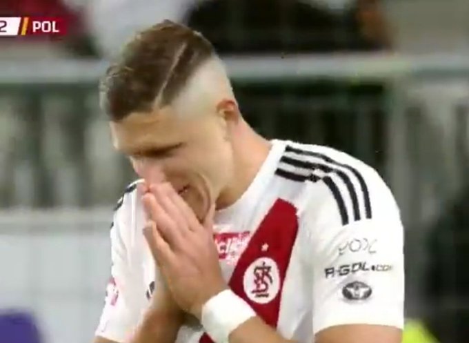 Piasecki chciał to zrobić niczym Zidane. Wyszło fatalnie [WIDEO]
